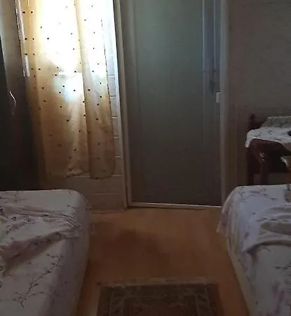 Guest house De Inchiriat -complex Turistic Foisor 2*